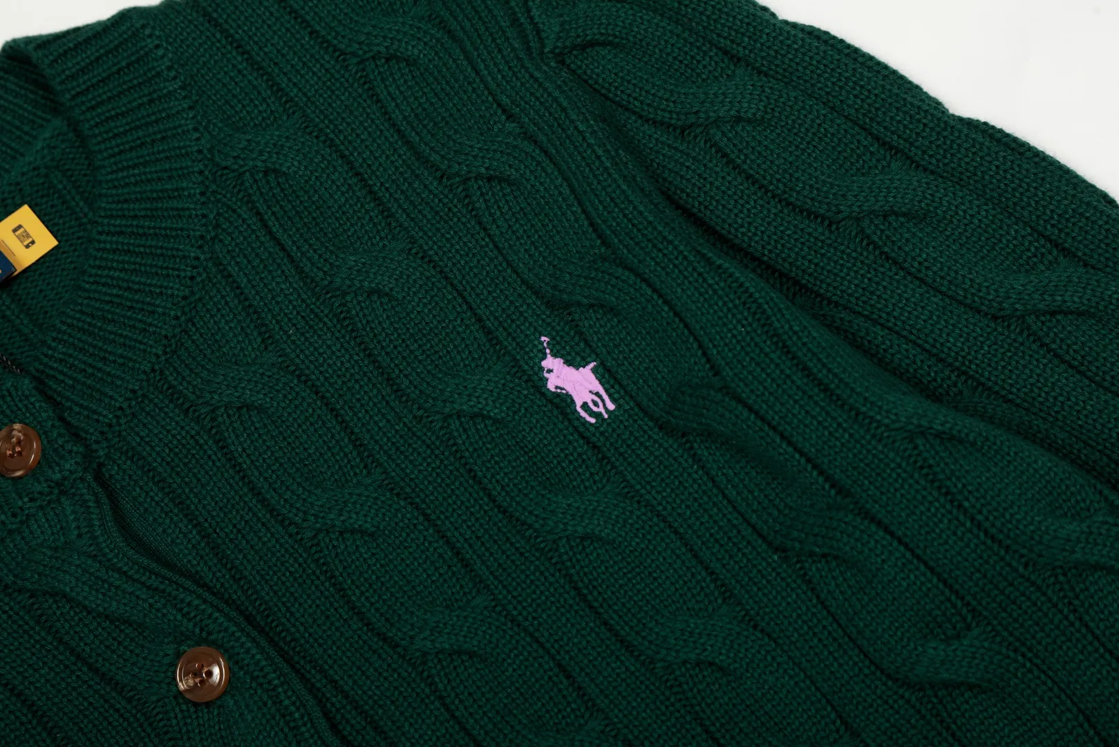 P230 Top quality" Style number: DS006# (not off the shelves all year round) [Ralph Lauren round neck solid color pony embroidery logo twist knitted cardigan] ✅Ralph Lauren Ralph Lauren classic basic versatile knitted cardigan jacket for all seasons ✅Main supplier platform live broadcast Wholesale entity Replacement if out of stock Not off the shelf ✅ZP quality 1:1 version Scan the code to enter the GF website Counter quality ✅Detailed quality The only one in Guangzhou Imported quality cotton yarn Focus on high-end, cost-effective, and good quality. Needless to say, the version is restored to the original version. The maximum size can be worn up to 160 pounds. Loose, comfortable and stress-free. ✅The upper body is simple and easy to match. A must-have for goddess ootd. Good-looking clothes are never picky. Must-have items in goddess wardrobe. Size: S- Navy blue white label Navy blue red label